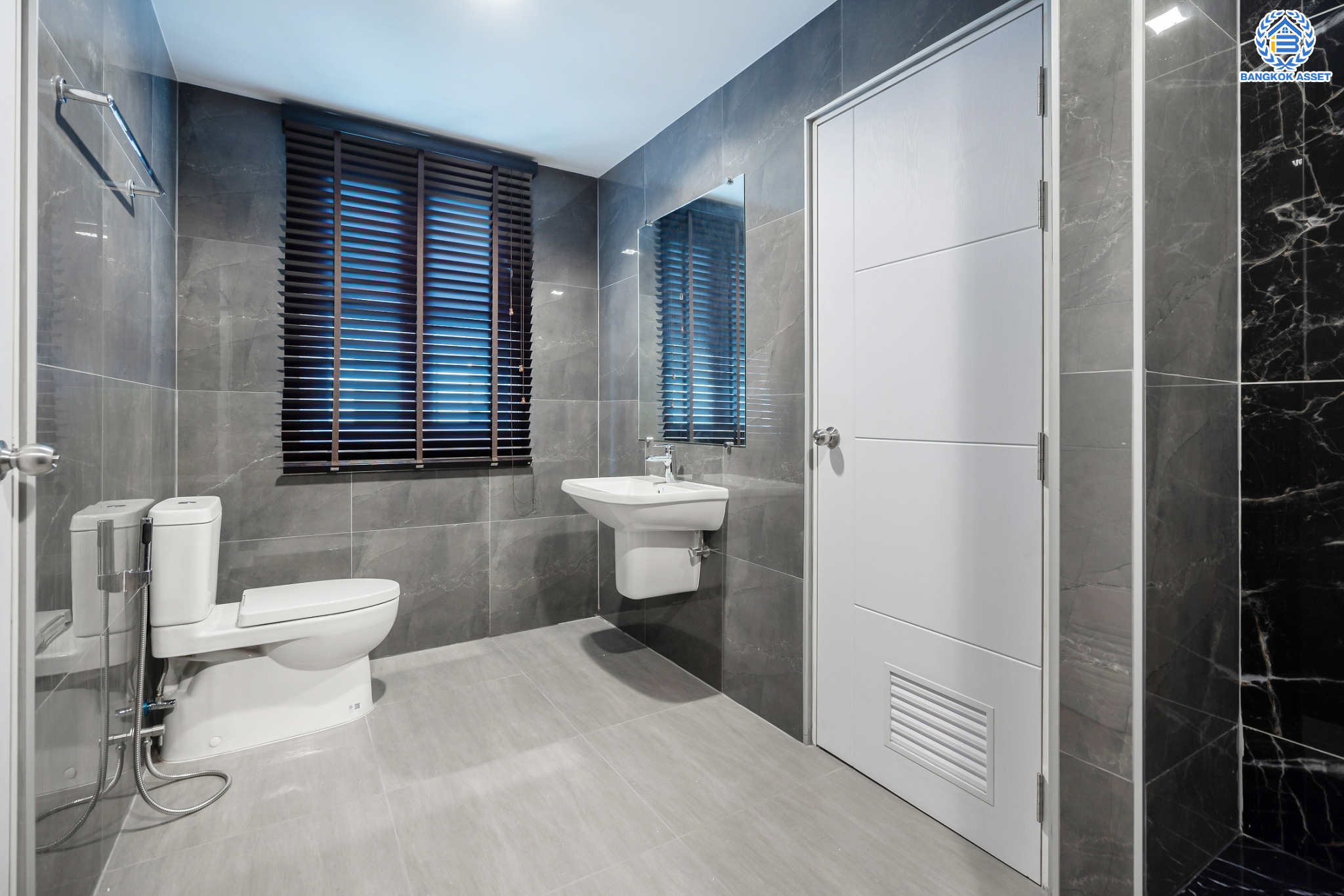 บ้านมือสองตกแต่งใหม่ ม.ลัดดารมย์ วัชรพล แบรนด์ Q.House หลังมุม เนื้อที่ 128 ตร.ว. ฟังก์ชัน 3 ห้องนอน 4 ห้องน้ำ 1 ห้องแม่บ้าน จอดรถได้ 4 คัน Facilities ครบครัน บนทำเลเชื่อมต่อหลายเส้นทาง ถ.รามอินทรา ถ.สายไหม และถ.พหลโยธิน ใกล้สนามบินดอนเมือง ทางด่วน "ศรีรัช" และ เซ็นทรัลรามอินทรา